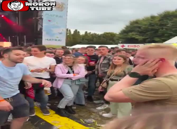 Video :Slap fight in the middle of a music festival!